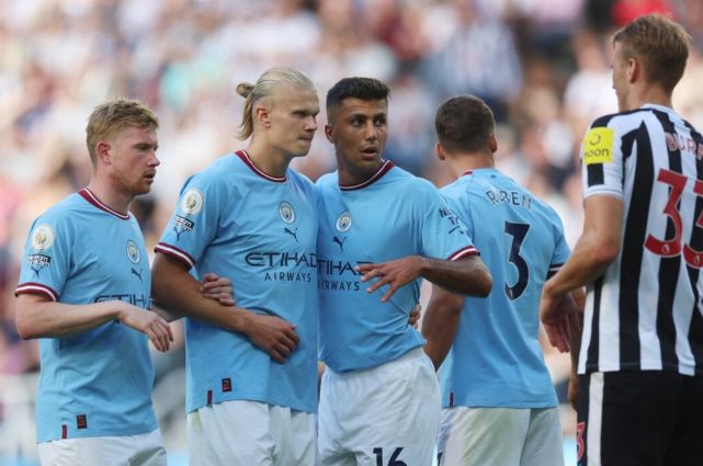 齐达内分享与樊振东切磋的照片：这年轻人球打得着实可以！