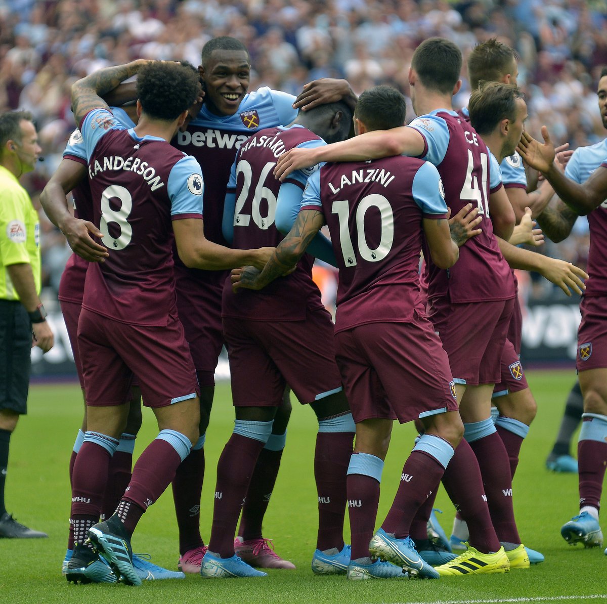 足球装备的科技革新解析（足球装备技术创新解读）