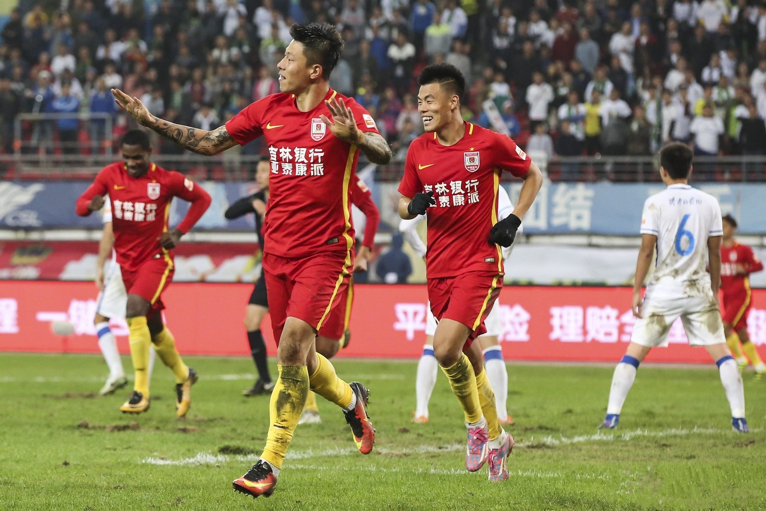 鲁媒：陈泽仕和依木兰今天抵达成都，参加U22国足的训练备战（鲁媒：陈泽仕、依木兰今日抵蓉，随U22国足展开备战集训）